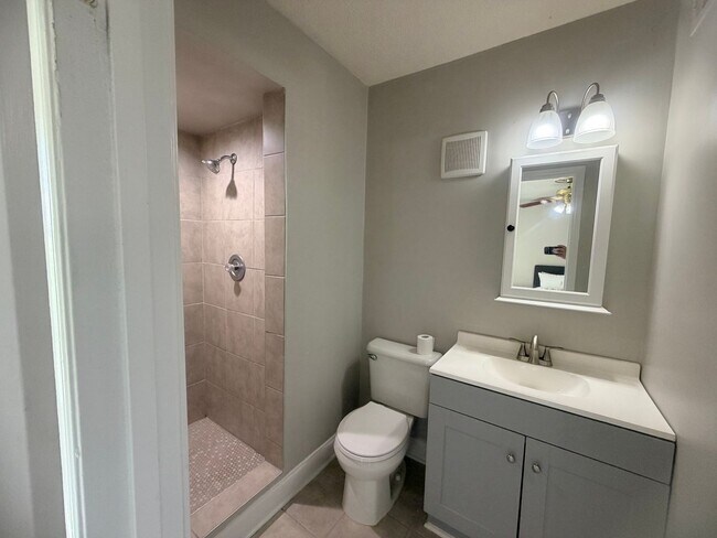 Building Photo - 5516 Lakeshore Dr