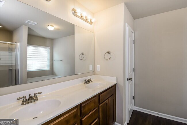Building Photo - 618 Royal Crest Ct