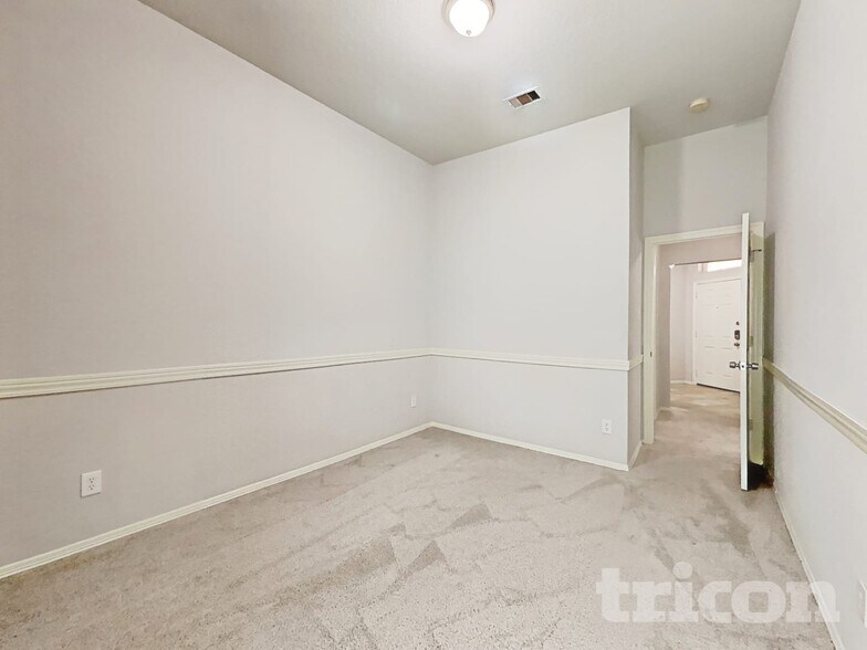 Building Photo - 2205 Highland Hills Dr