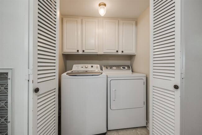 Building Photo - 7225 Beechnut St