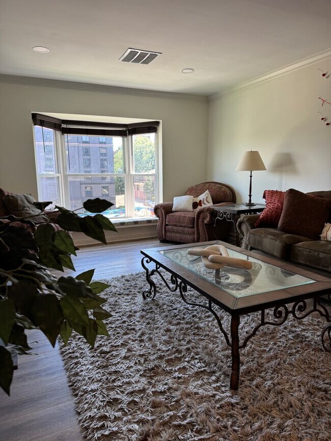 Building Photo - Spacious Renovated 3-Bedroom Condo Near UT...