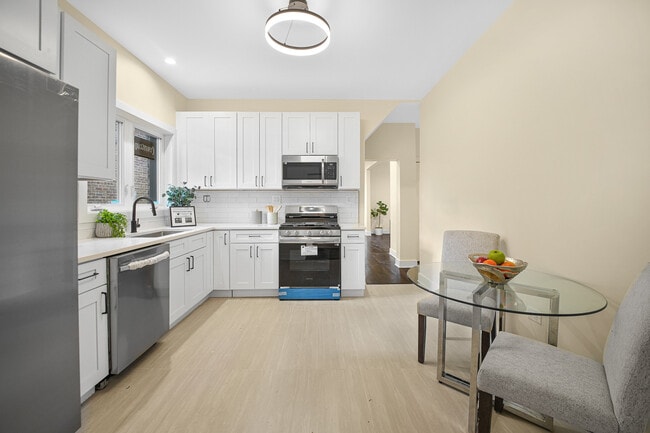 Building Photo - 2541 N 76th Ave