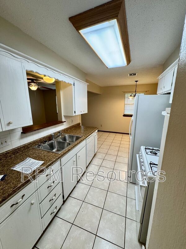 Building Photo - 7625 S Sherwood Ave