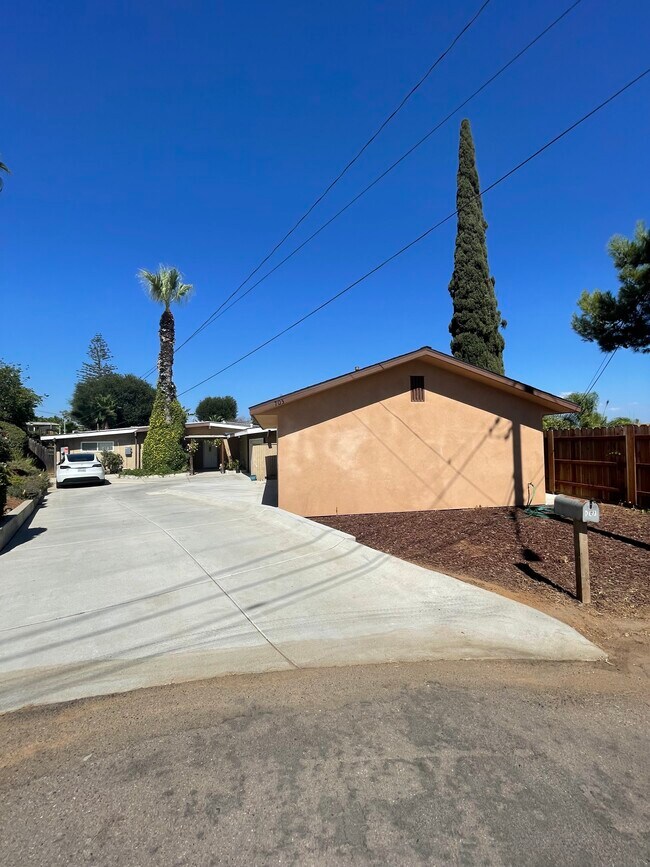 Building Photo - 703 W College St