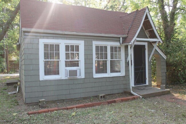 Primary Photo - 927 S Flood Ave