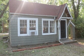 Building Photo - 927 S Flood Ave