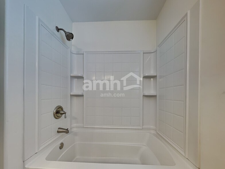 Building Photo - 625 Summer Hill Way