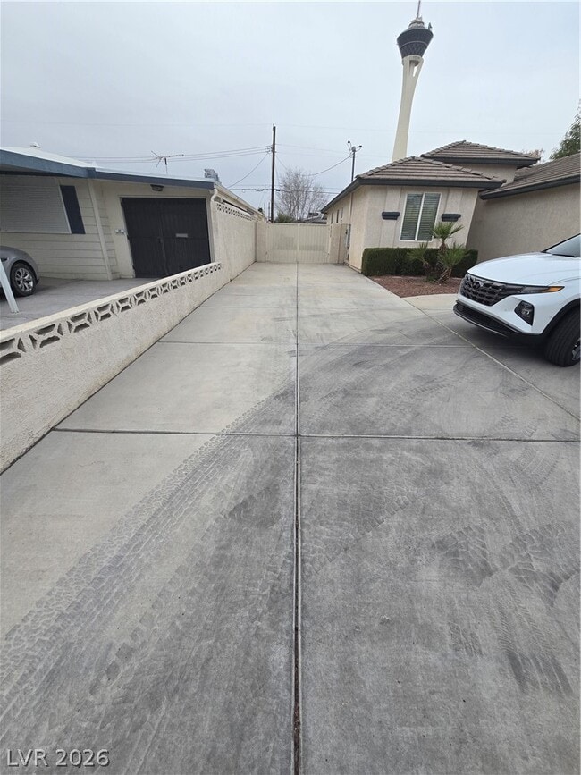 Building Photo - 2204 S Van Patten Pl