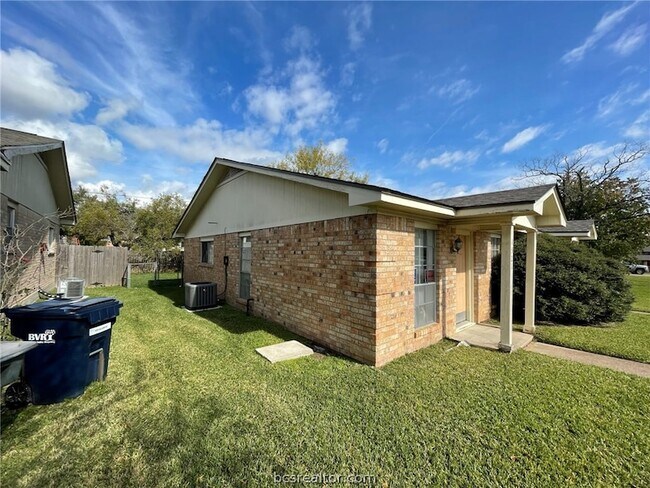 Building Photo - 1521 Hillside Dr