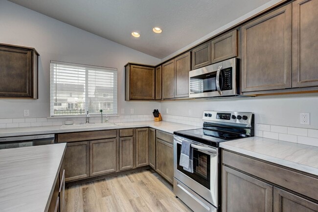 Building Photo - 4 bed 2 bath home for rent