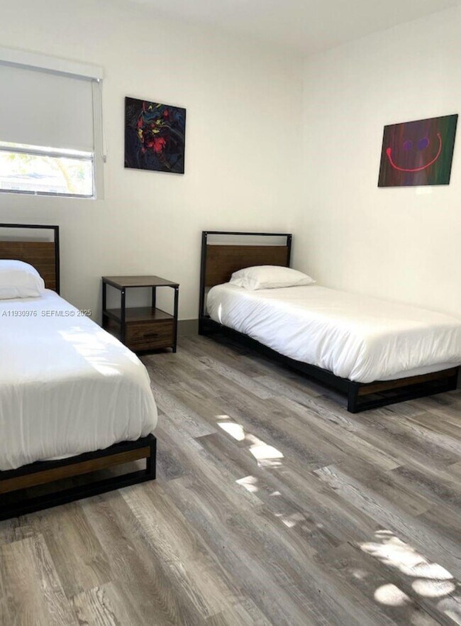 Building Photo - 4311 SW 31st Dr