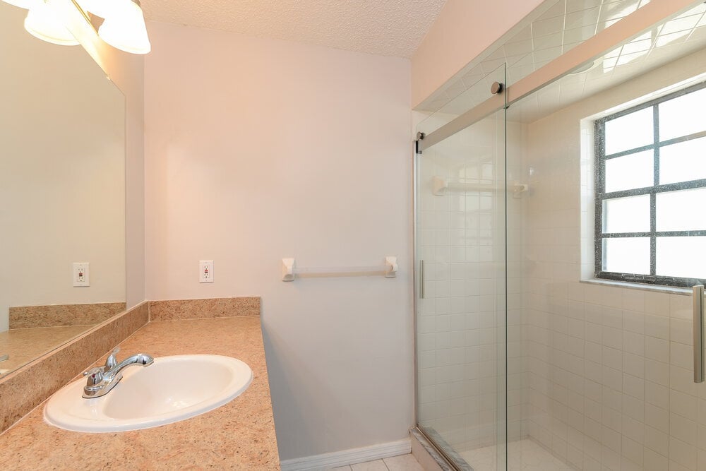 Building Photo - 619 Butternut Pl