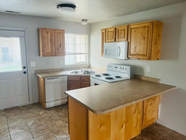 Primary Photo - Beautiful town house with central air.