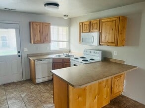 Building Photo - Beautiful town house with central air.