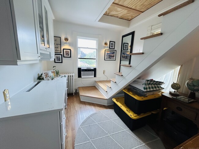 Building Photo - 37 School St