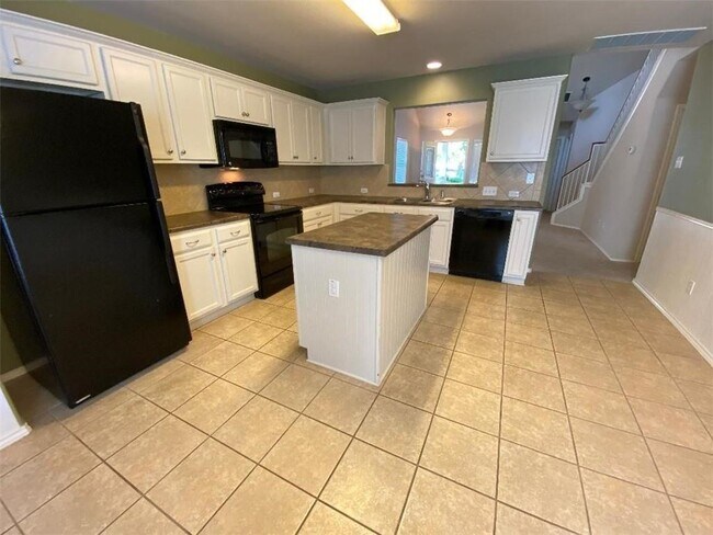 Building Photo - 606 Alamo Plaza Dr