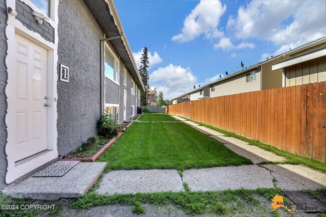 Building Photo - The Single-Family Alternative: 4BD/2BA Triplex Unit with Modern Comforts
