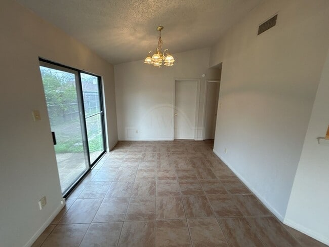 Building Photo - 2503 Hemlock Dr