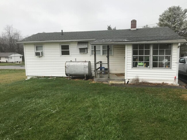 Building Photo - Two Bedroom House With Spacious Yard On Whipple Drive