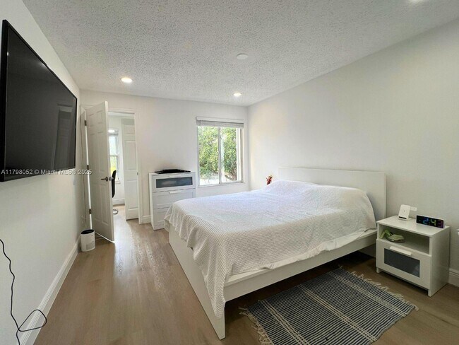 Building Photo - 12870 Vista Isles Dr