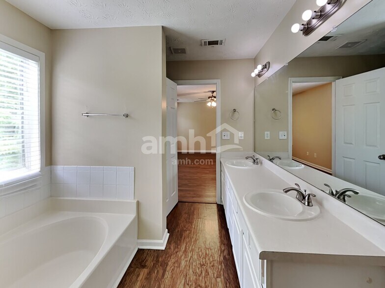 Building Photo - 2855 Wadley Ln