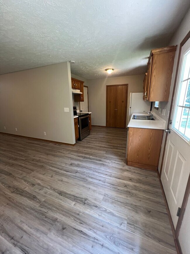 Building Photo - 3 bedroom/2 bath house with one car garage