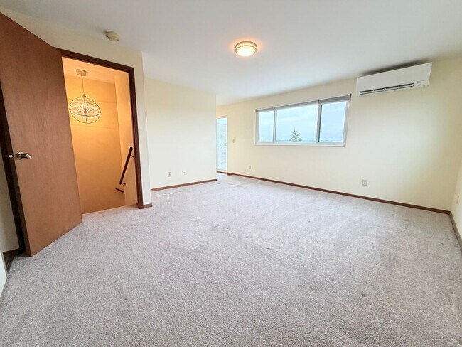 Building Photo - Bright Penthouse Corner Unit w/Garage Parking included - Panoramic Views in Ballard!