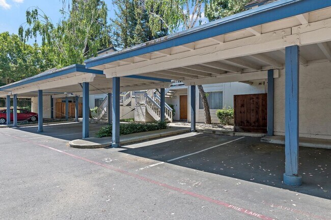 Building Photo - Modern Updated 1 Bedroom 1 Bath Condo with...