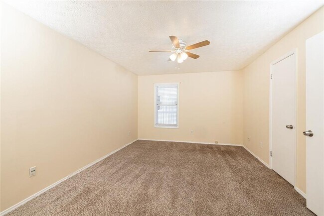 Building Photo - 910 Augusta Dr