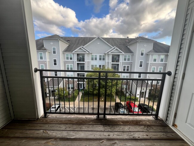 Building Photo - Lovely 3 BR/2 BA Condo in Capitol Heights!