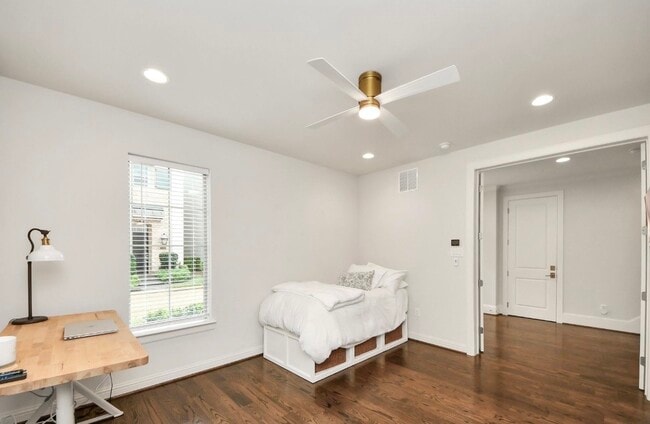 Building Photo - 15623 Broad St