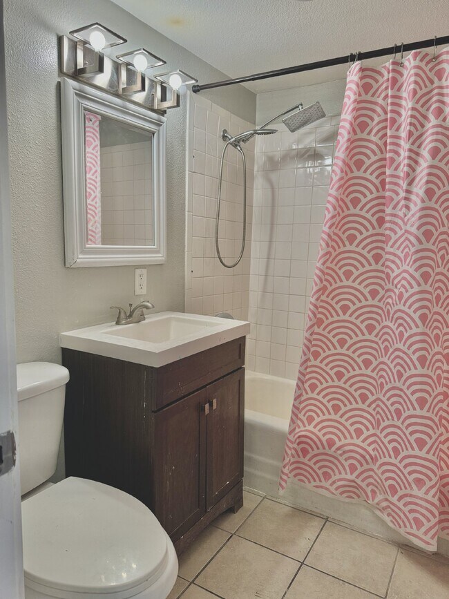 Building Photo - Chic 2-Bedroom Condo in Heart of Las Vegas...