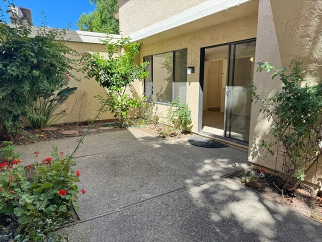 Building Photo - 2 story townhome with attached garage & no shared walls! Move in ready!