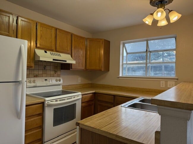 Building Photo - House For Lease