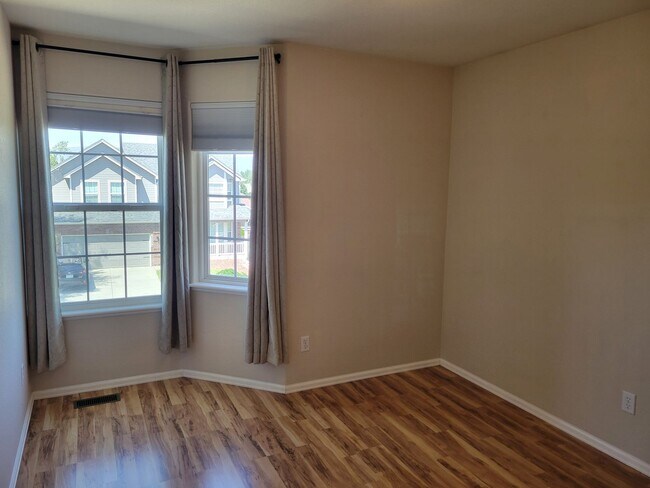 Building Photo - 4 Bedroom, 3.5 Bathroom Home with A/C! - A...