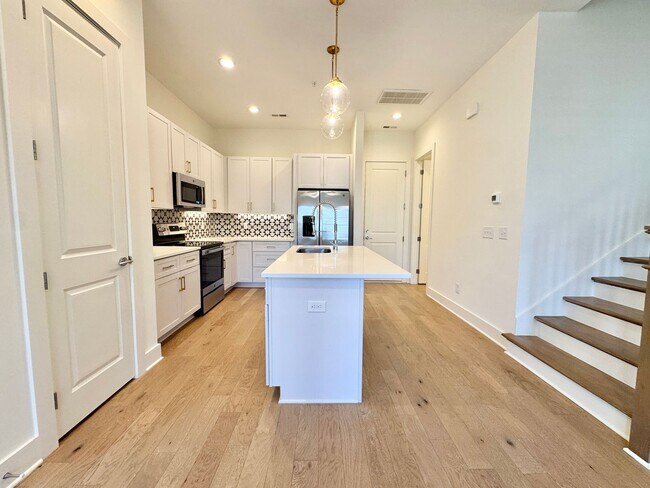 Building Photo - 3 Bedroom, 2.5 Bathroom Home w/ 2 Car Garage in Downtown Franklin