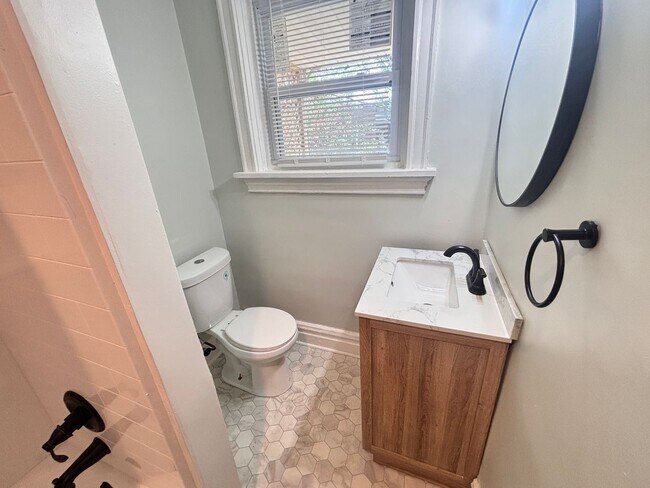 Building Photo - 4 Bedroom, 2 Full Baths Harrisburg House for Rent