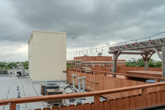 Building Photo - 2915 N Clybourn Ave