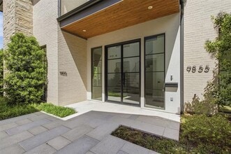 Building Photo - 9855 Kingsway Ave