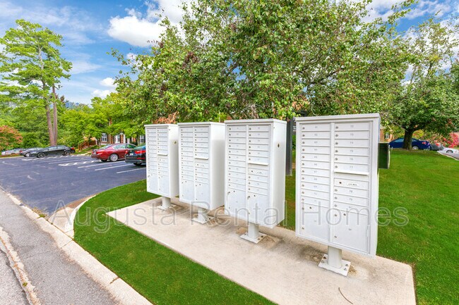 Building Photo - 2905 Arrowhead Dr