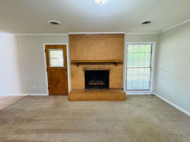Building Photo - Cute & Cozy 3 Bedroom / 2 Bathroom in Mont...