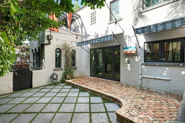 Building Photo - 447 Giralda Ave