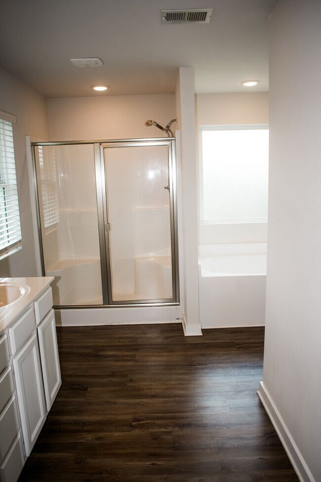 Building Photo - Spacious 3-Bedroom Home with Loft – Minute...