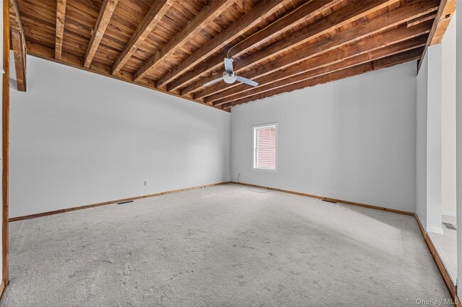 Building Photo - 18-18 Willow Way