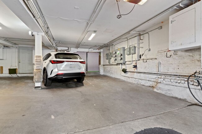 Building Photo - 2 Bed, 2 Bath Victorian Style Condo with M...