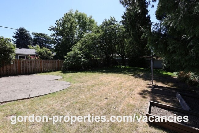 Building Photo - 10851 SE Garrett Dr