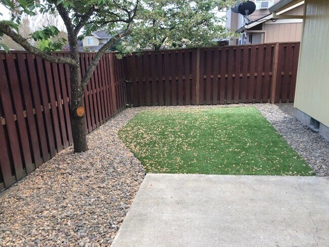 Building Photo - Completely renovated 3 Bed, 2.5 Bath Townhouse in McMinnville- Pets on Approval, Landscaping Incl...
