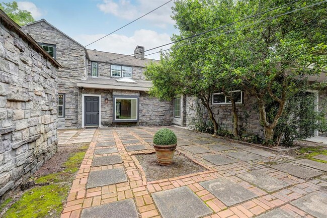 Building Photo - 3071 Locke Ln
