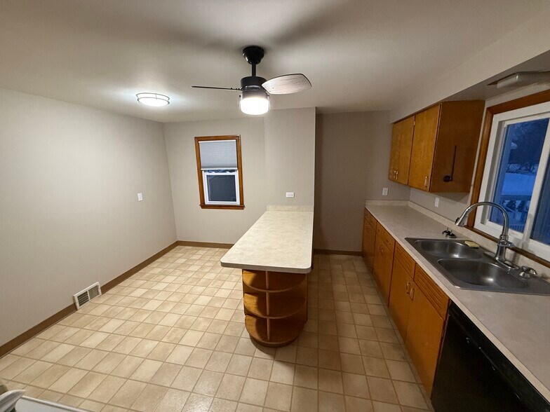 Kitchen - 729 Ruie Rd