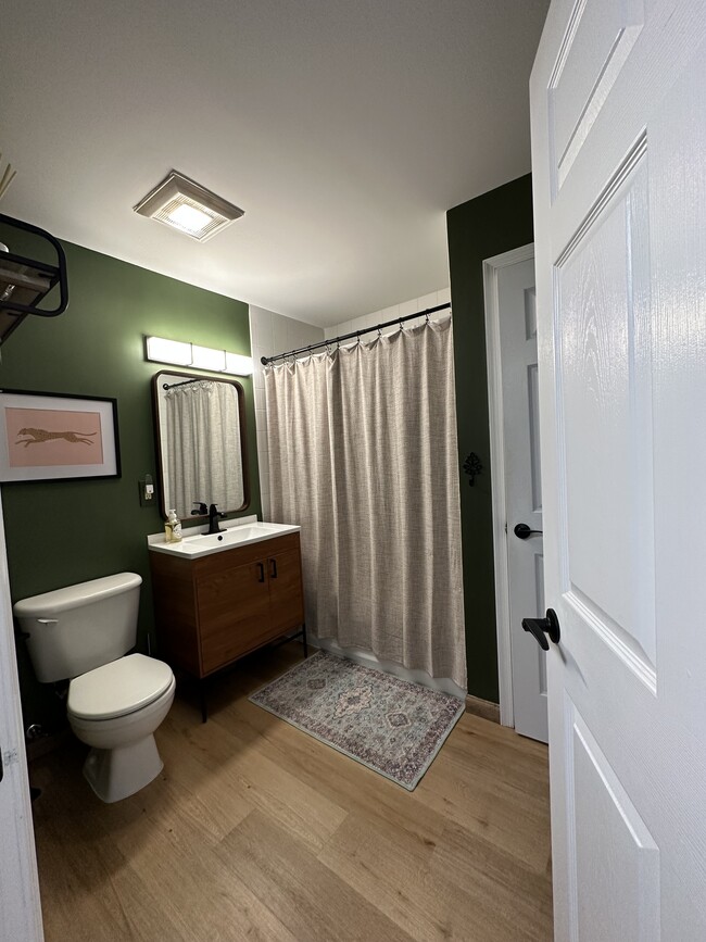 Bathroom w tub/shower - 7420 Boulevard East